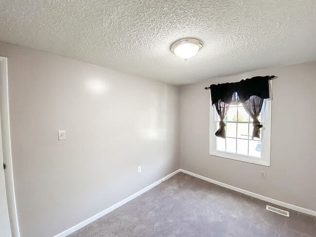 Building Photo - Beautifully Maintained 3 Bed 2 Bath Single...