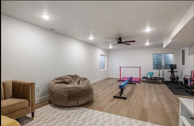 Building Photo - 5189 N Willow Tree Rd