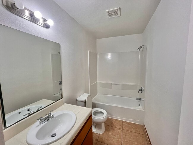 Building Photo - 3 Bedroom 2 Bath Duplex for Rent!