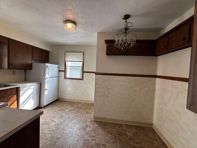 Building Photo - Charming Single Family Home for Rent - Excellent Grove City Location!