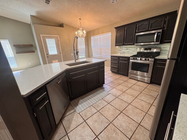 Building Photo - Beautiful 3 Bedroom, 2 Bathroom, 3 Car Garage