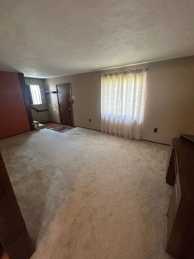 Building Photo - 3 BED 2 BATH SINGLE FAMILY HOME IN EUCLID!