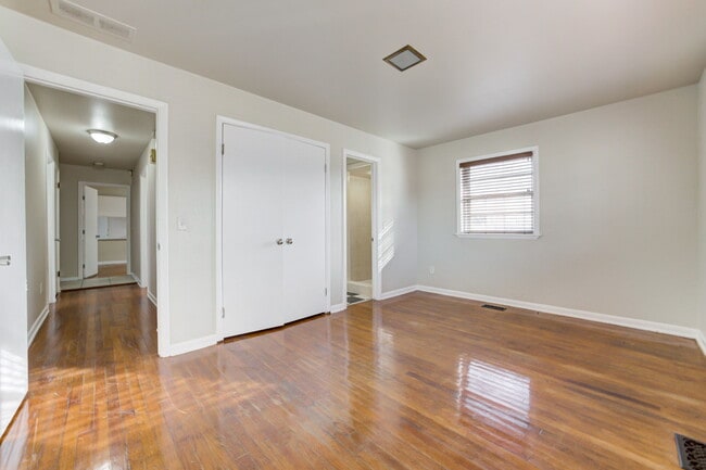 Building Photo - 5000 N Linn Ave