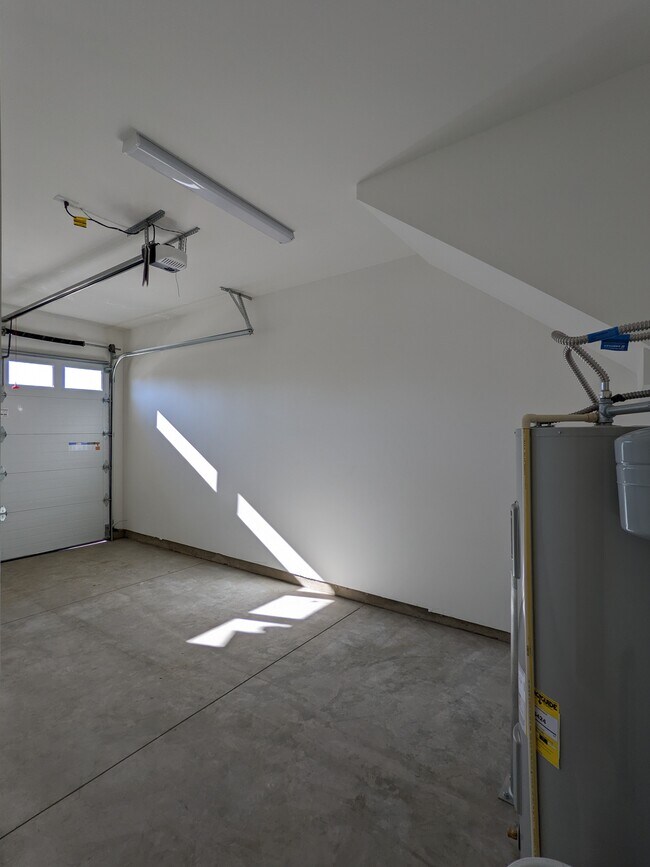 attached garage - 61536 SE Jennifer Ln