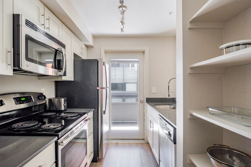 Building Photo - 526 Yale Ave N