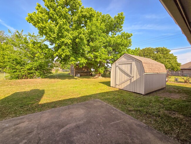 Building Photo - 3 Bedroom 2 Bath Home In Shawnee