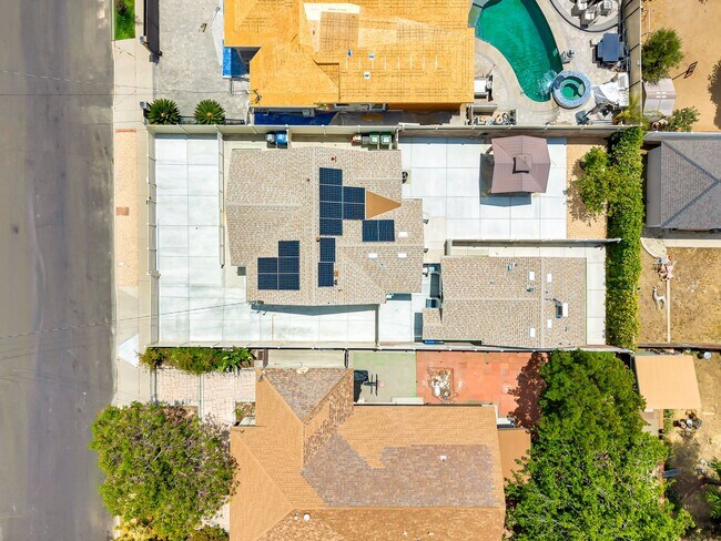 Building Photo - 10951 Whitegate Ave
