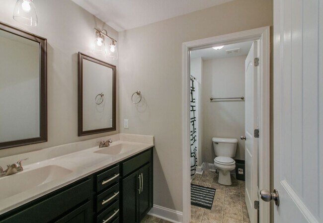 Building Photo - 1132 Eagle's View Dr
