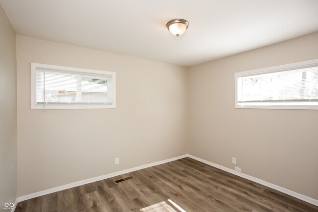 Building Photo - 4851 N Kenyon Dr