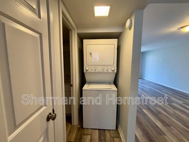 Building Photo - 607 Windsong Cir