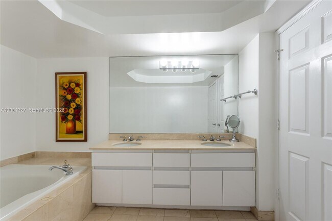 Building Photo - 16711 Collins Ave