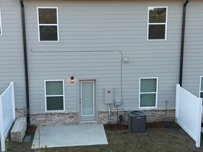 Building Photo - 214 Kinship Dr