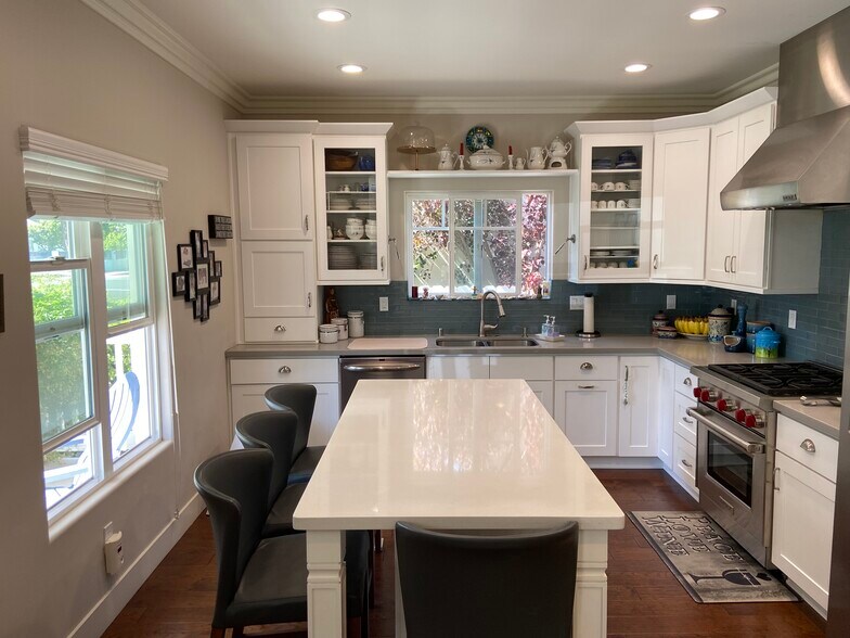 Building Photo - 4470 Stansbury Ave