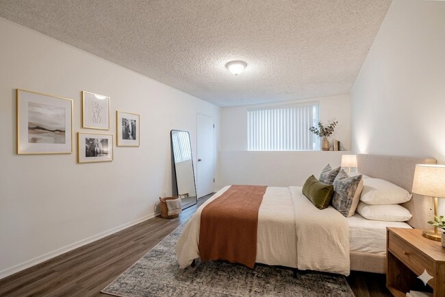 Building Photo - Spacious 1 bed 1 bath apartment in Santa Monica! ** 1 GARAGE PARKING SPACE INCLUDED!**