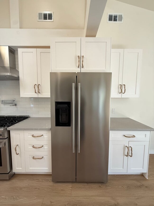 Building Photo - Beautifully Updated Single Story Custom Ho...