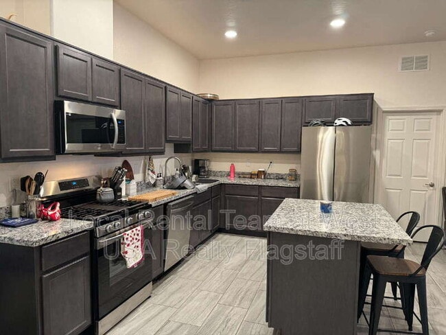 Building Photo - 1650 E Ponderosa Pkwy