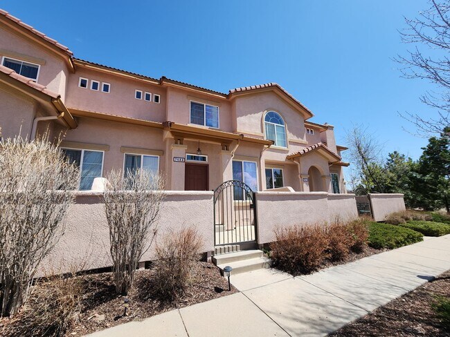 Building Photo - Quiet, adorable 2 Bed 3 Bath Townhome in 80923!
