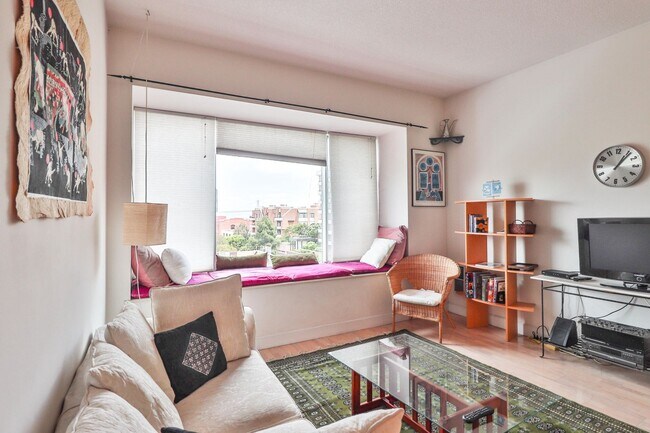 Building Photo - Spacious Jr. 1 Bedroom near Levi's Plaza |...