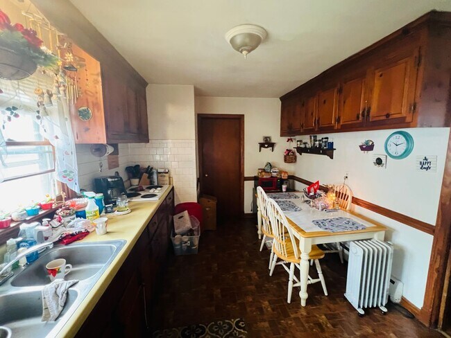 Building Photo - Adorable 3bdrm/1bth Brich Rancher Convenie...