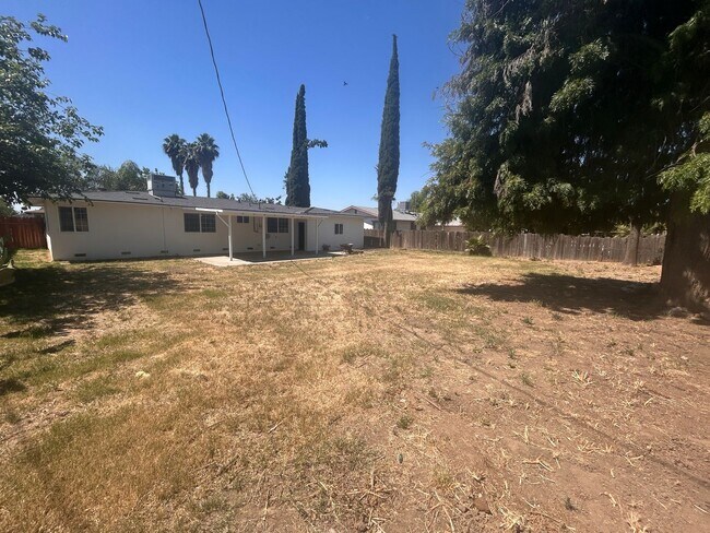 Building Photo - Move in Ready in  Hanford 3 bedroom, 1 bath with large yard!