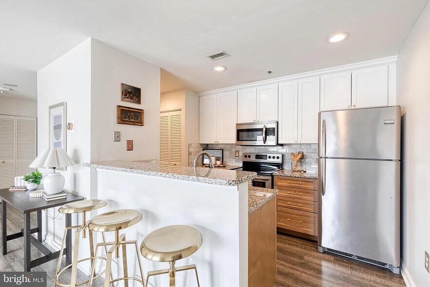 Building Photo - 2702 Lighthouse Pt E