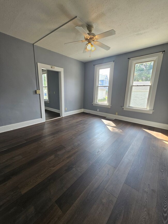 Building Photo - 1209/1211 W 15th St. NO MAINTENANCE WITHOUT APPROVAL call 563-505-0219