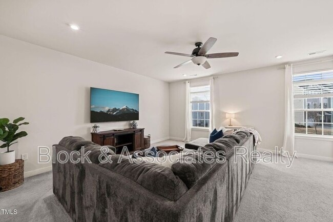 Building Photo - 368 Amber Acorn Ave