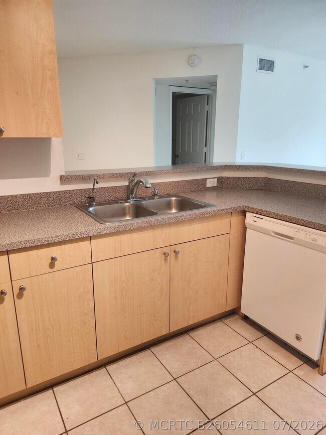 Building Photo - 1009 Villa Cir