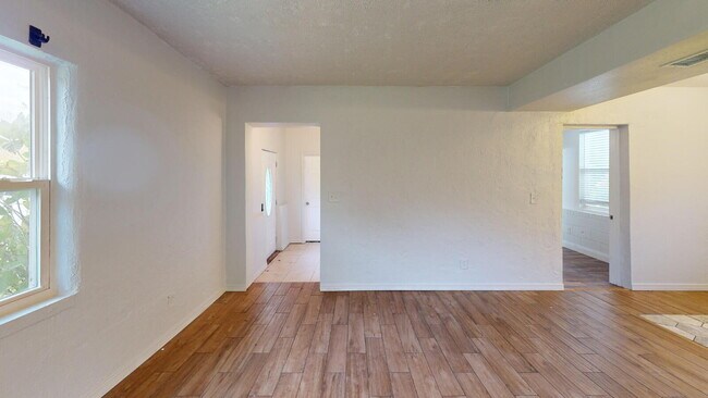 Building Photo - "Charming 3-Bedroom Home with Gleaming Hardwood Floors and 3 Full Baths on Camelot Rd, Jacksonvil...