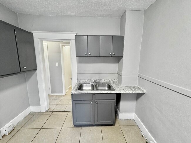 Building Photo - 3338 Coleman Ave