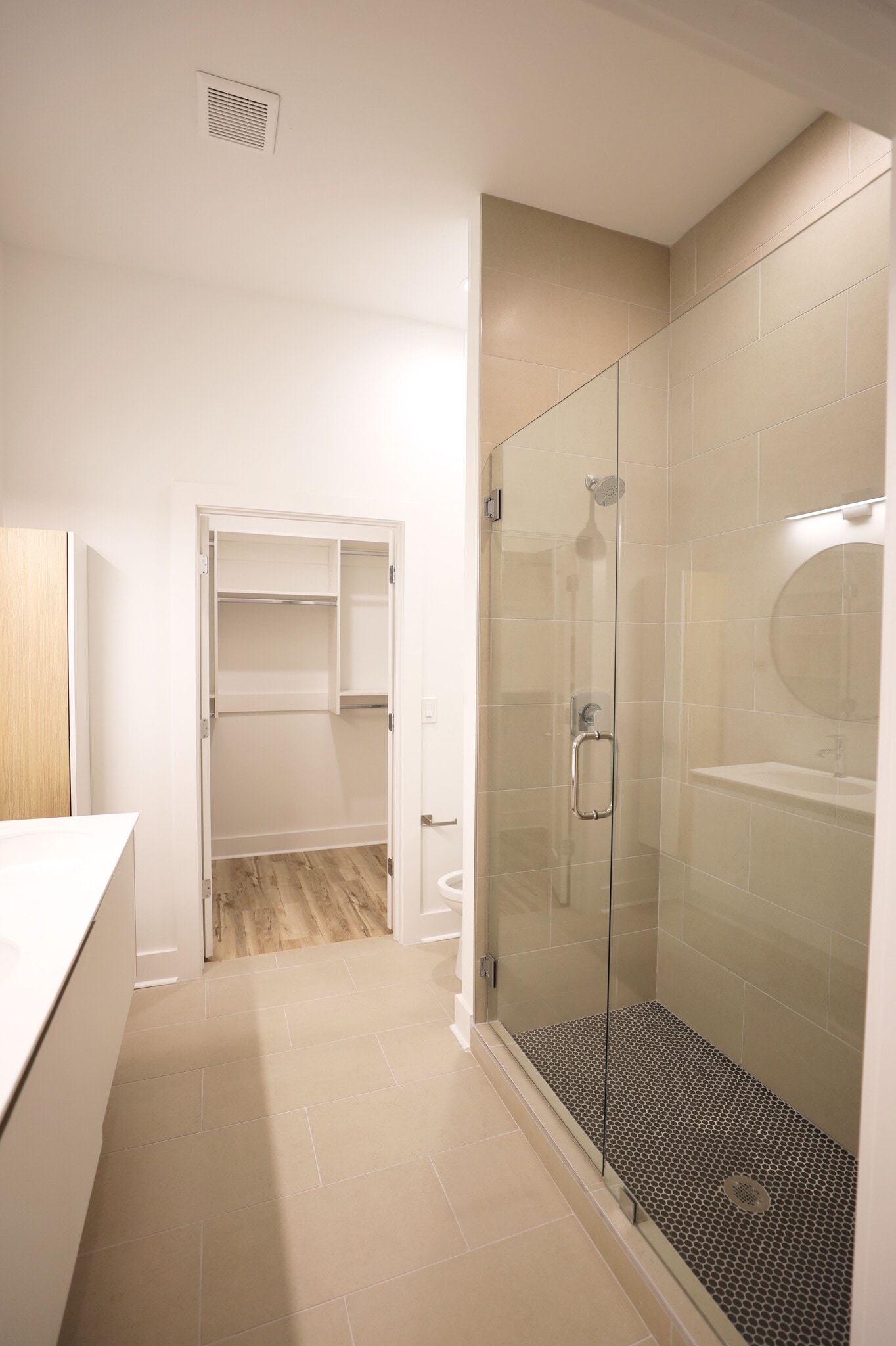 Main bathroom - 1155 Custer Ave SE