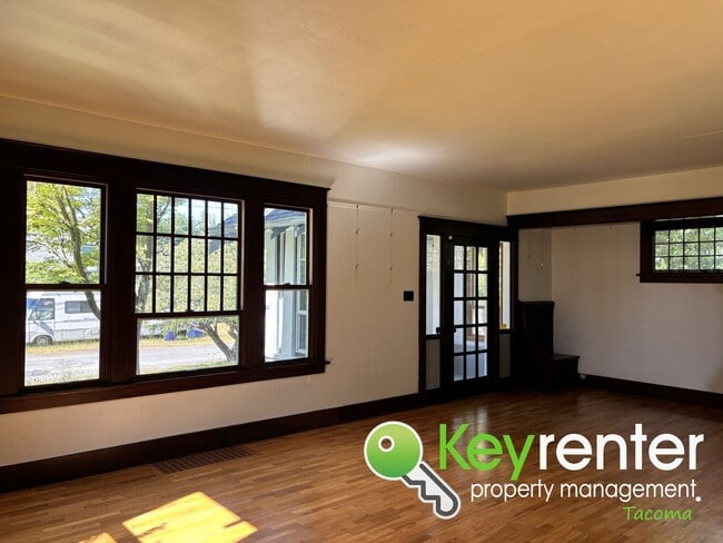 Building Photo - One of a Kind Craftsman House in Tacoma!