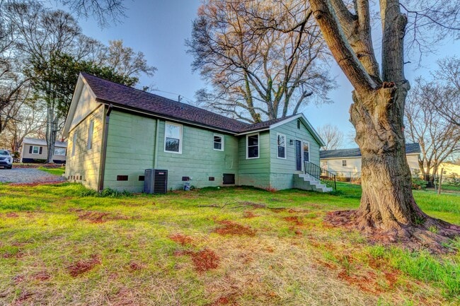 Building Photo - 824 2nd St