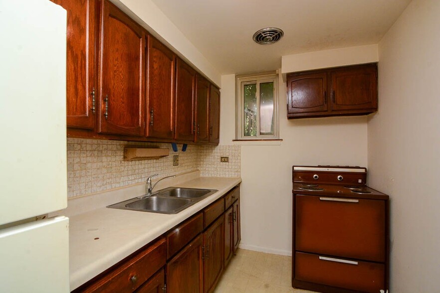 Building Photo - 3825 N Pine Grove Ave