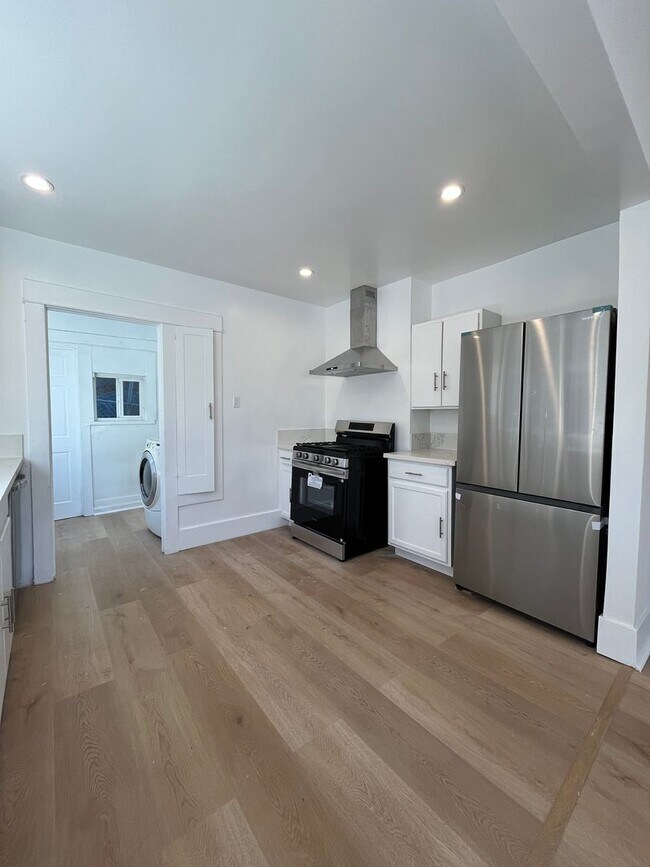 Building Photo - 2+1 w/all appliances + garage in central L...