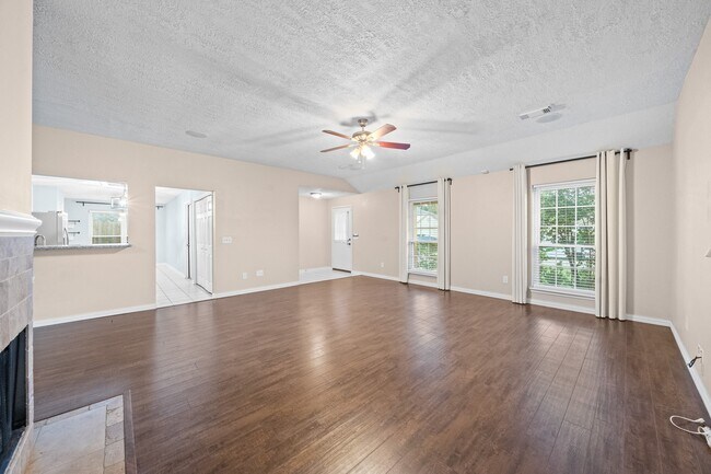 Building Photo - 18178 Holly Green Dr