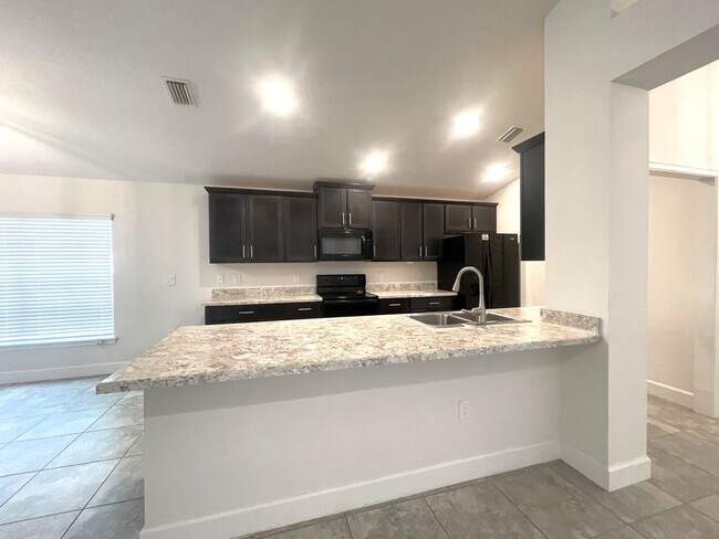 Building Photo - Amazing 3 Bed/2Bath/3 Car Garage Home in Hudson!