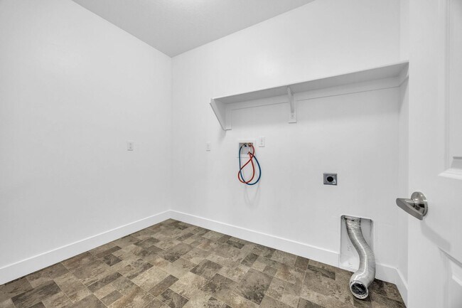 Building Photo - 3 Bedroom Townhome in Riverton!