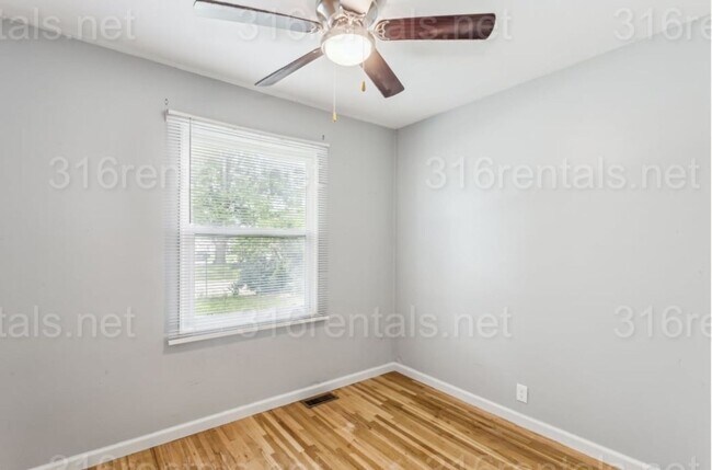 Building Photo - $1245 - 3 bed 1 bath - Single Family Home