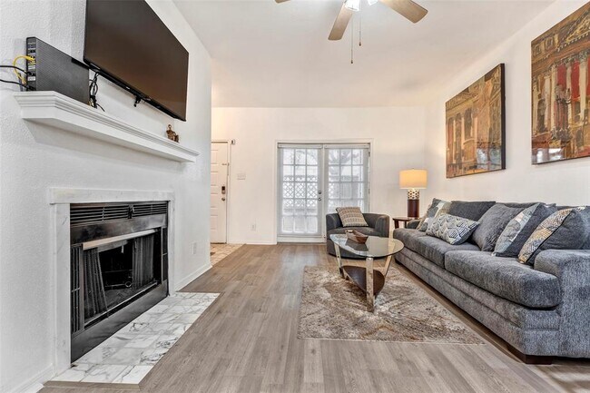 Building Photo - 2121 El Paseo St