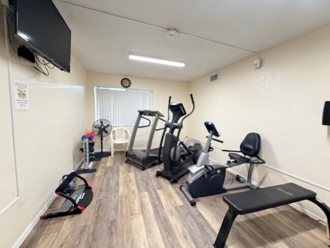 Building Photo - 1/1 CONDO 55 + COMMUNITY - GLEN OAKS, CLOSE TO DOWNTOWN SRQ!