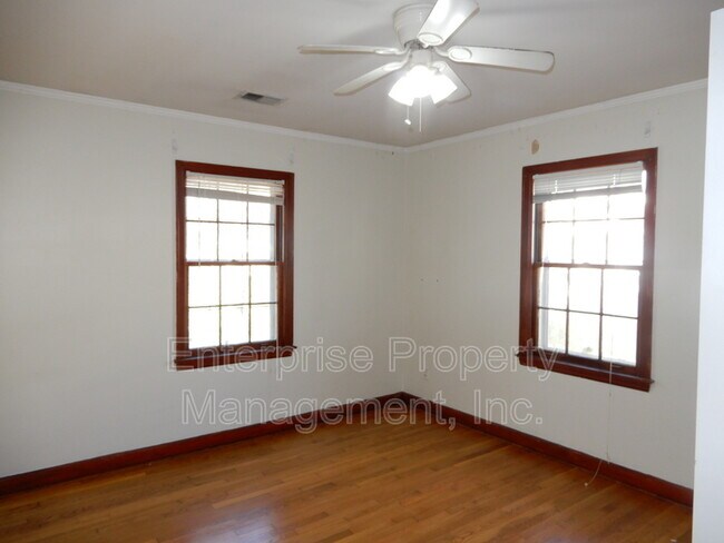 Building Photo - 595 Houston St