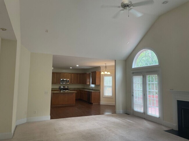 Building Photo - Outstanding Five Bedroom Three Full Bathro...