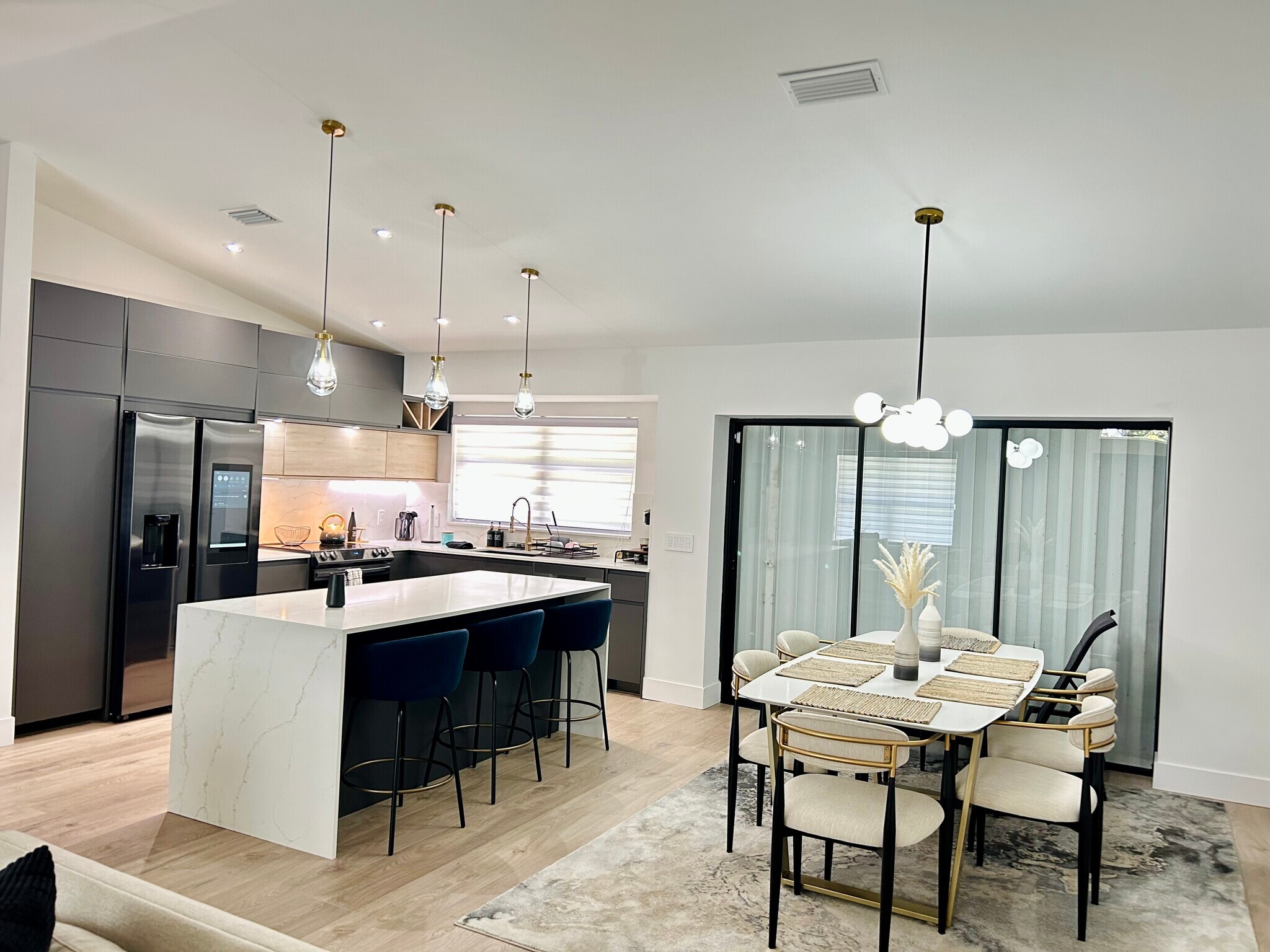 Building Photo - 6205 SE Circle St