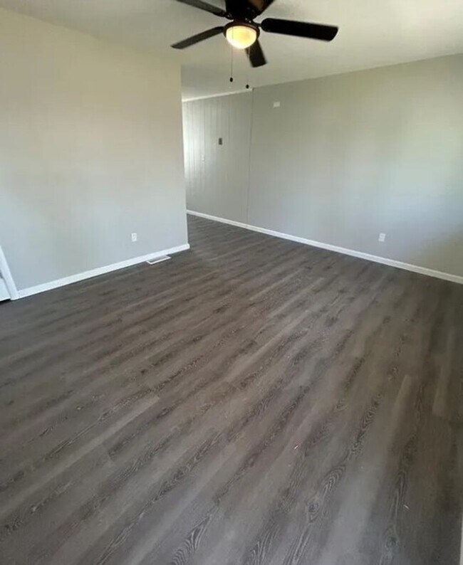 Building Photo - 1711 Parklane Dr