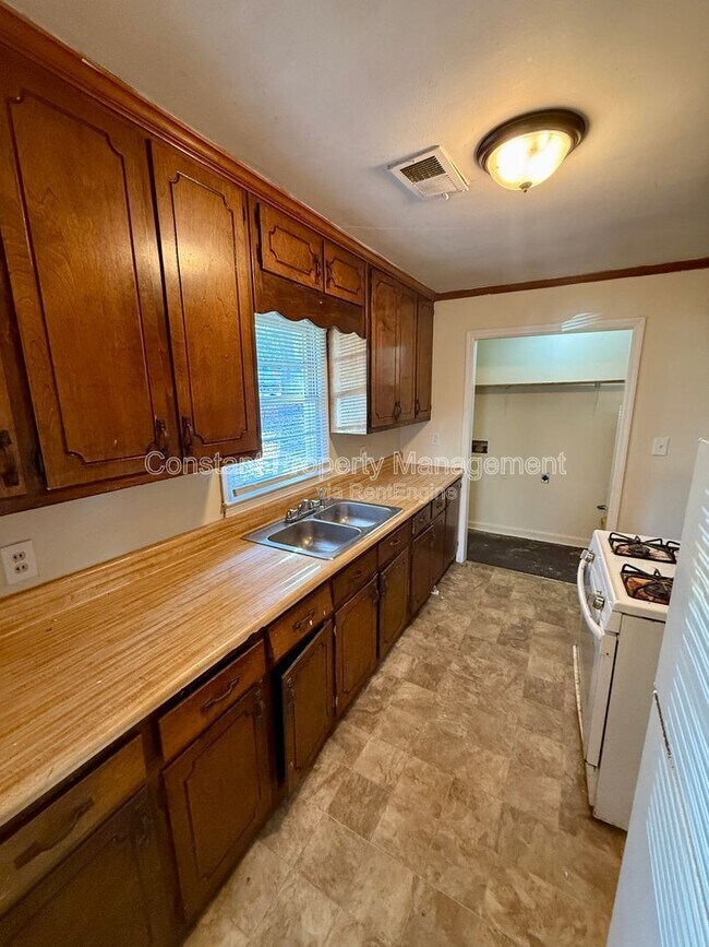 Building Photo - 202 Realty St