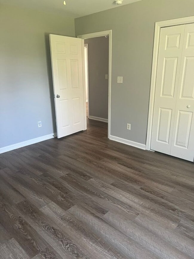 Building Photo - Cute Bungalow Convenient to Shopping & Restaurants!