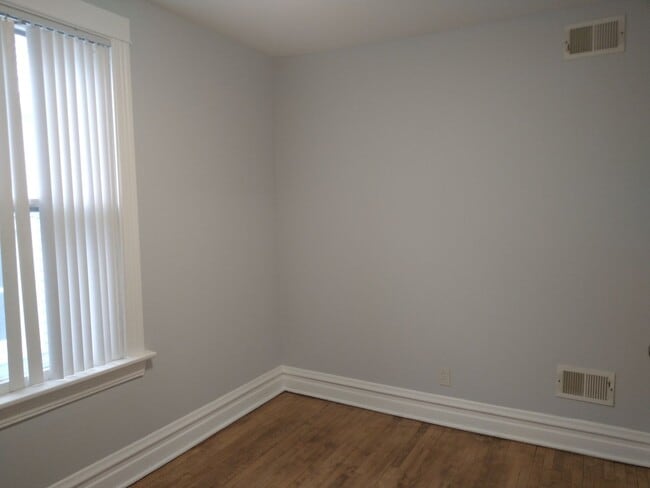 Building Photo - Nice Newly Remodeled 2Br, 1Bth, 2nd Floor -parking included