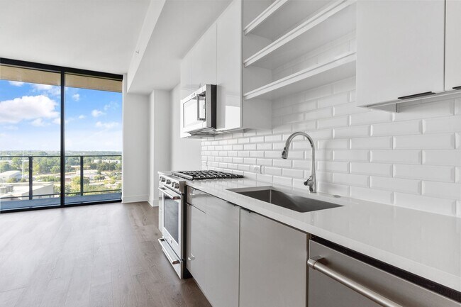 Building Photo - Studio Apartment in West Midtown!