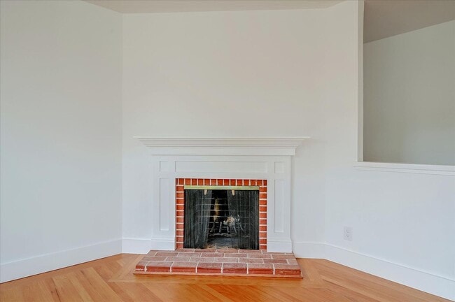 Building Photo - Light Filled Newly Remodeled Home w/ Fanta...